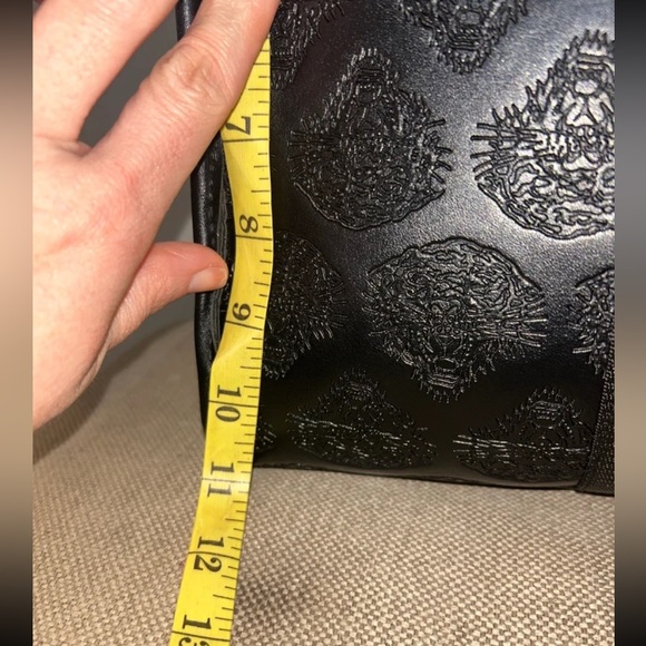 NWT Ed Hardy Black Tiger Embossed Duffel Bag with Guitar Cross Body Straps - Picture 8 of 12